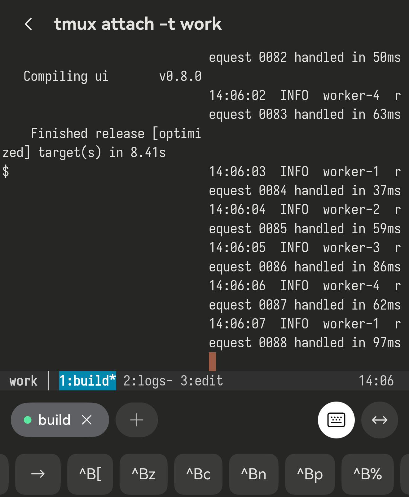 手机上一个 tmux 窗口左右分成两个窗格，每个约 28 列宽，两边的文字都在词中间折行。